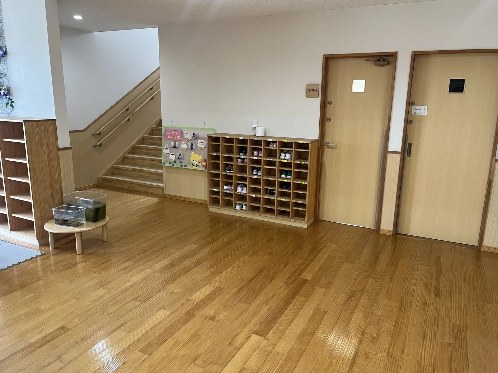 木のぬくもりを感じるマ・メール知多保育園の玄関ホール