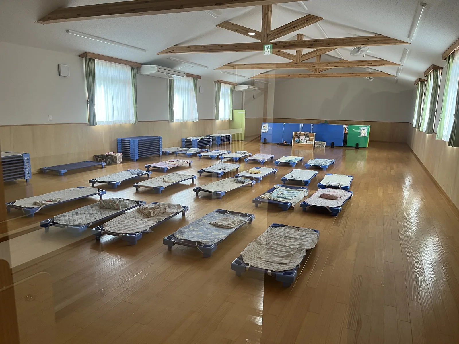 木の梁と自然光が心地よい知多保育園の遊戯室