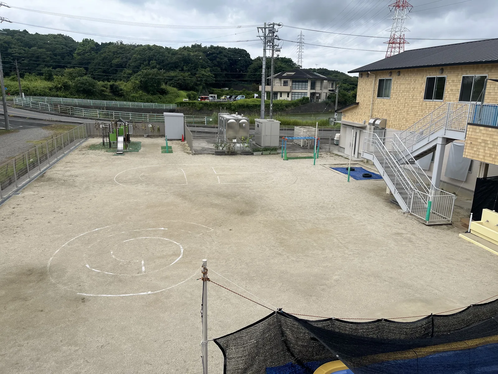 知多保育園の広々とした園庭