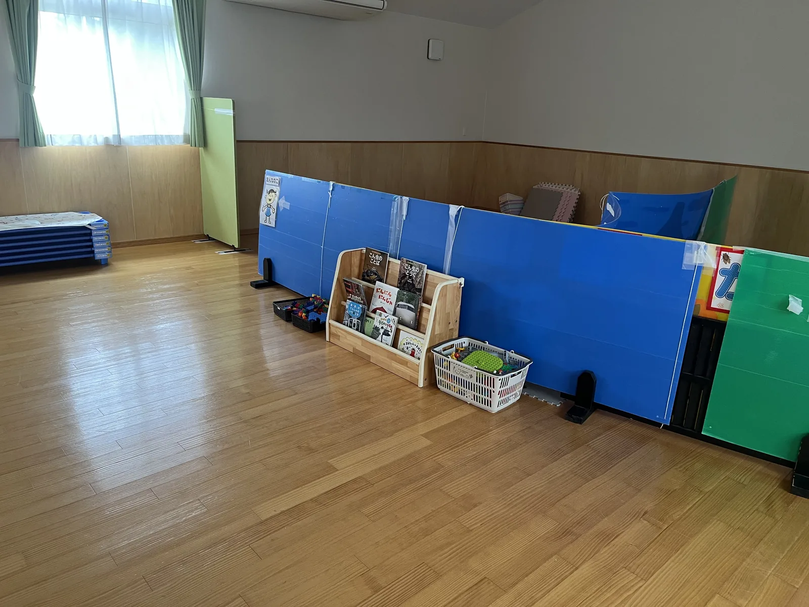 絵本や玩具を備えたマ・メール知多保育園の保育室