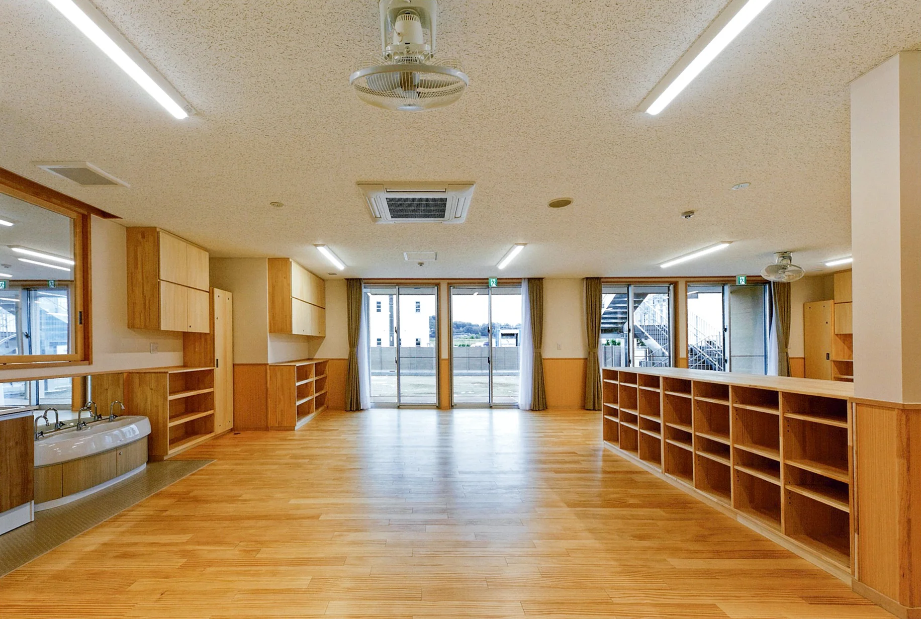 木のぬくもりを感じるマ・メール上条保育園の保育室