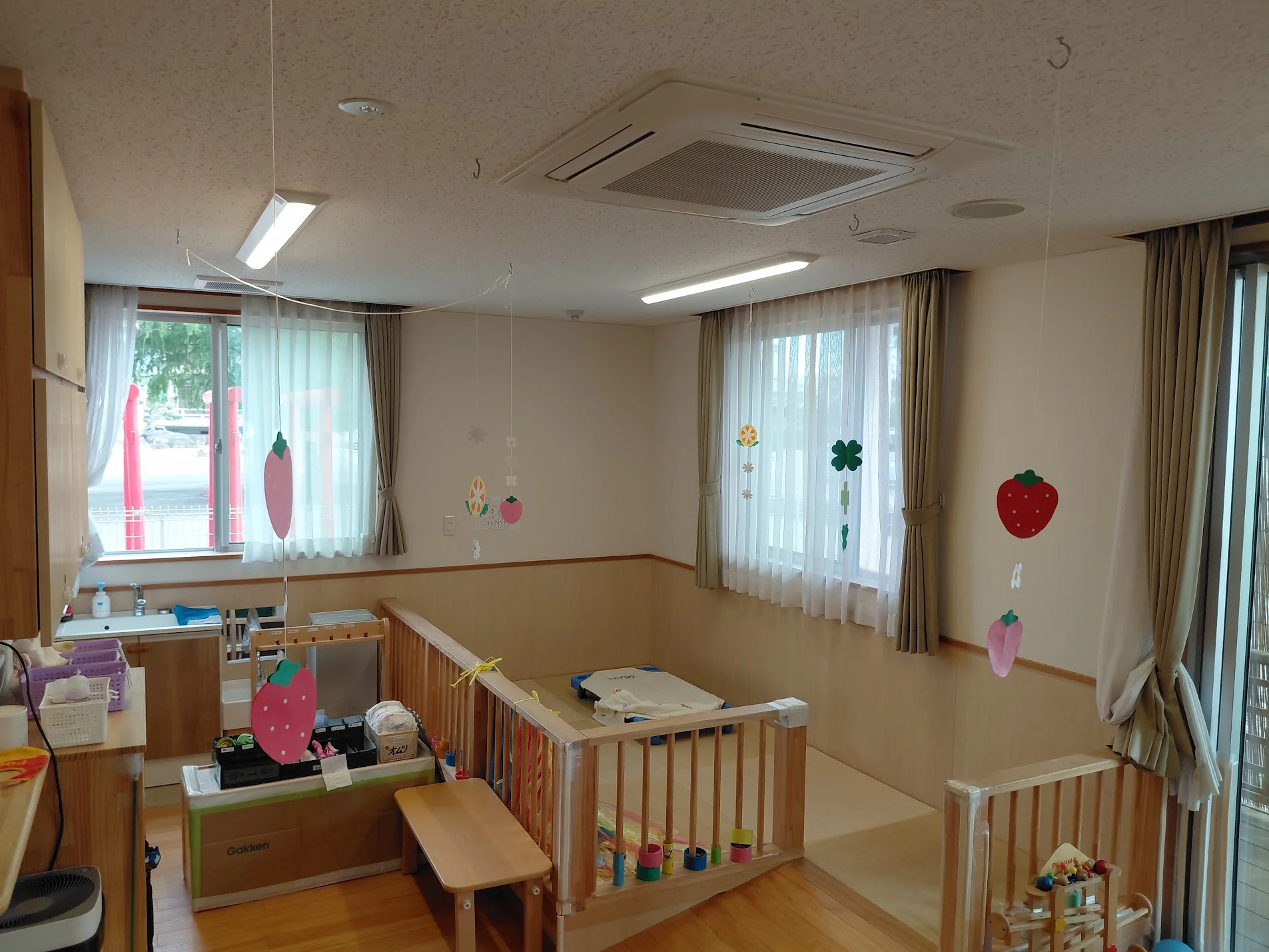 いちごの飾りがあるマ・メール上条保育園の乳児室