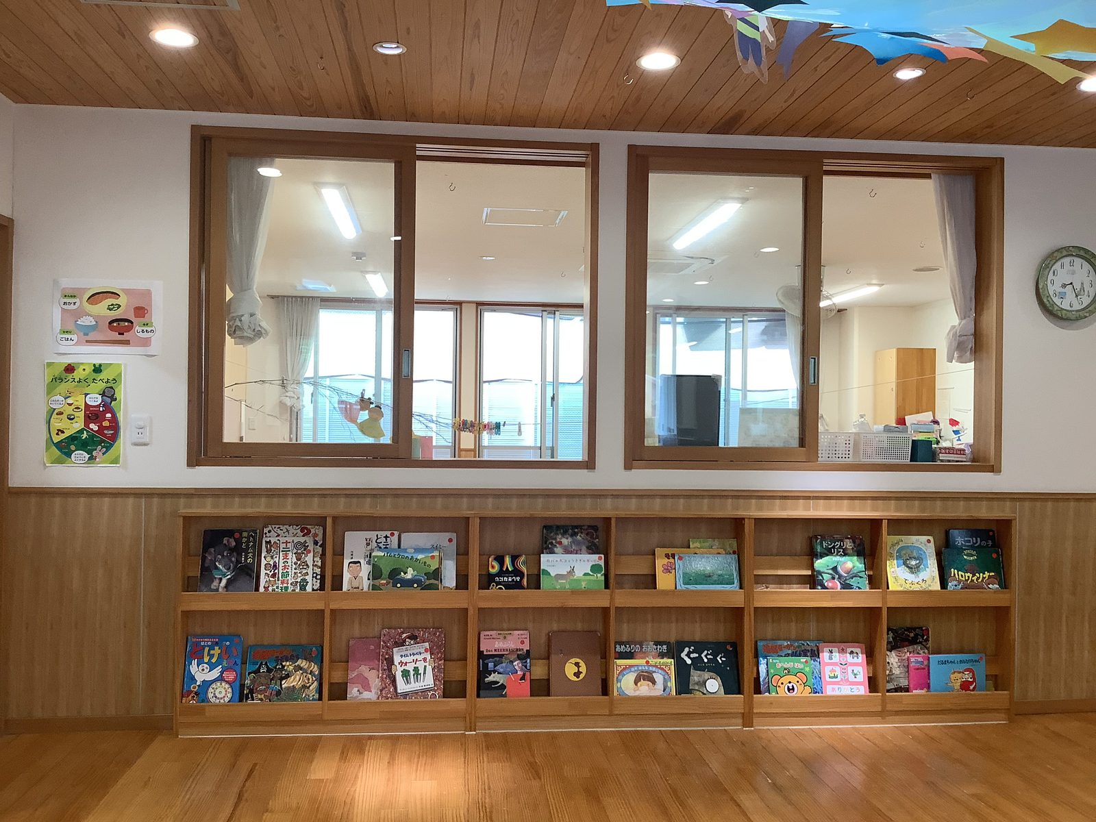 子どもが手に取りやすい絵本棚