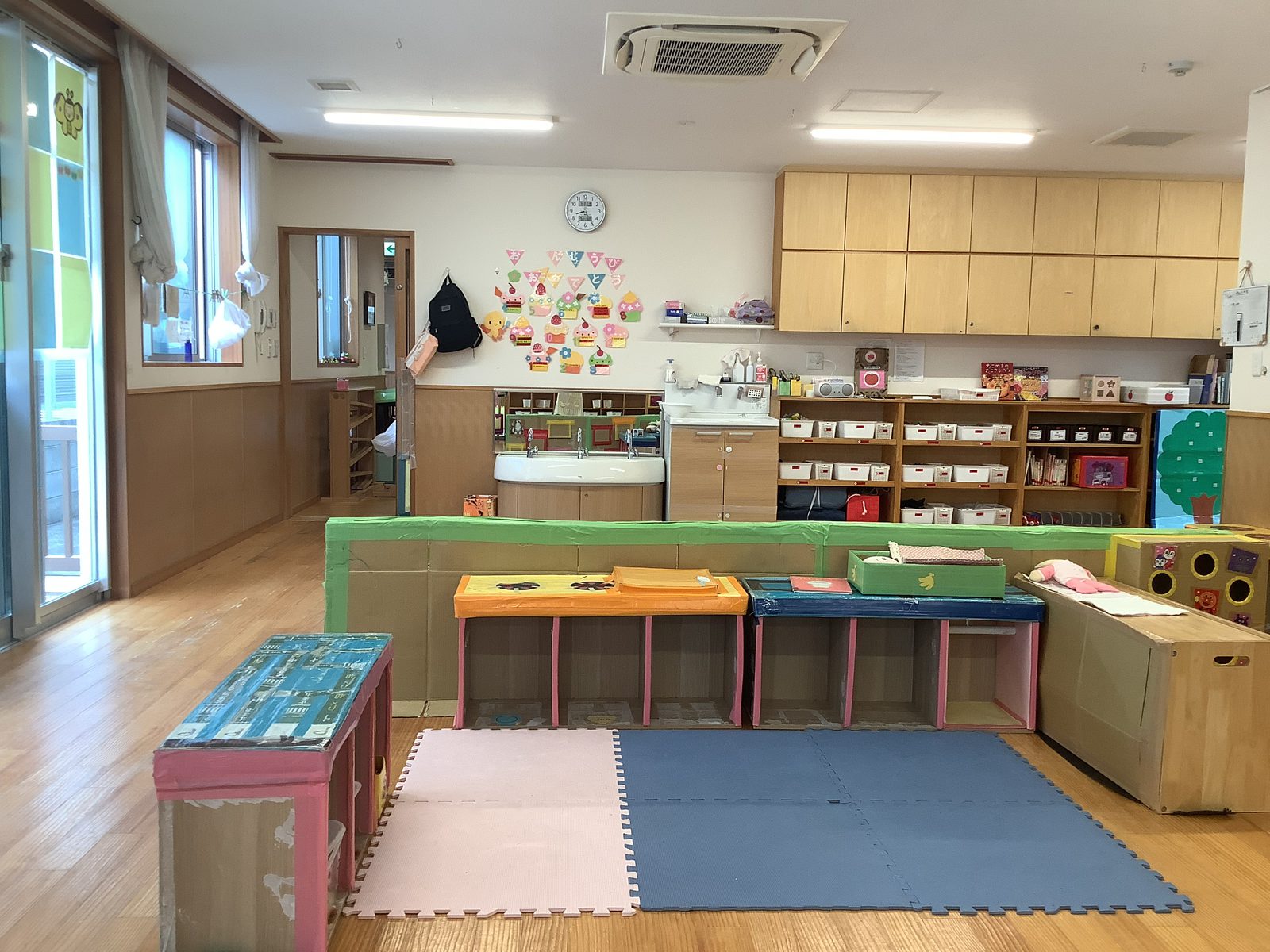 玩具が並ぶ如意申保育園の明るい保育室