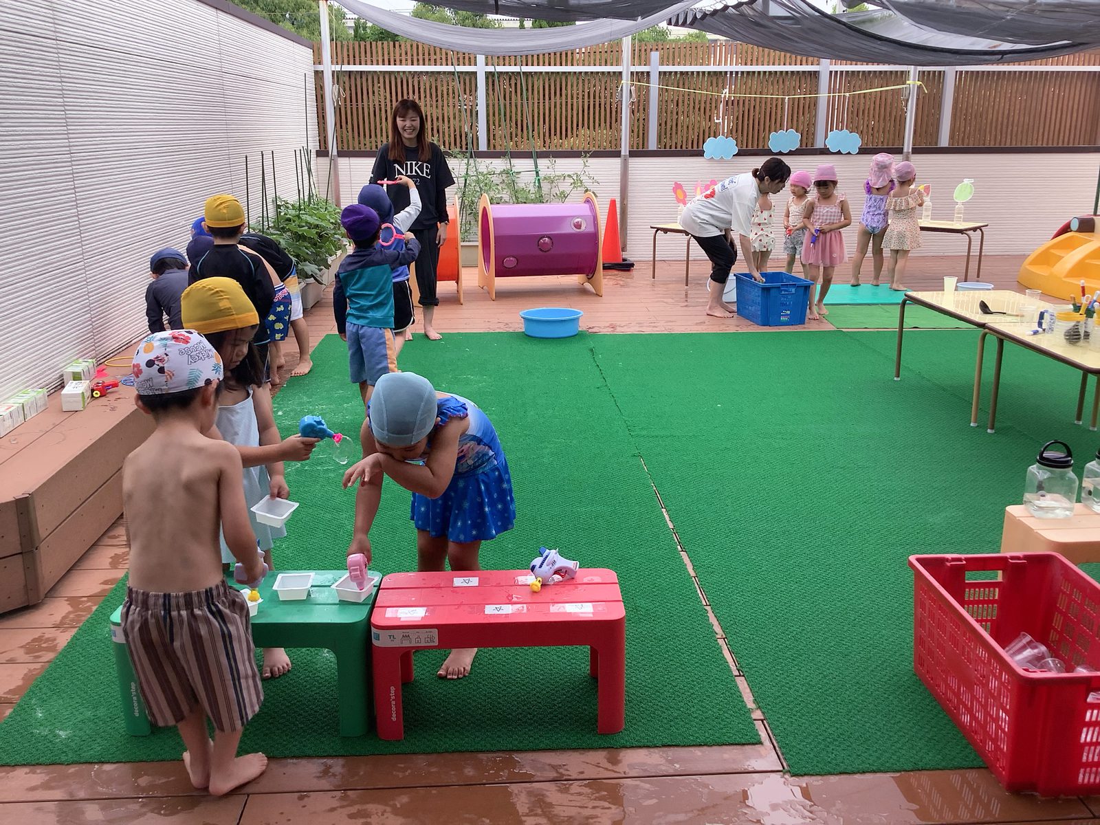 園庭で水遊びを楽しむ子どもたち